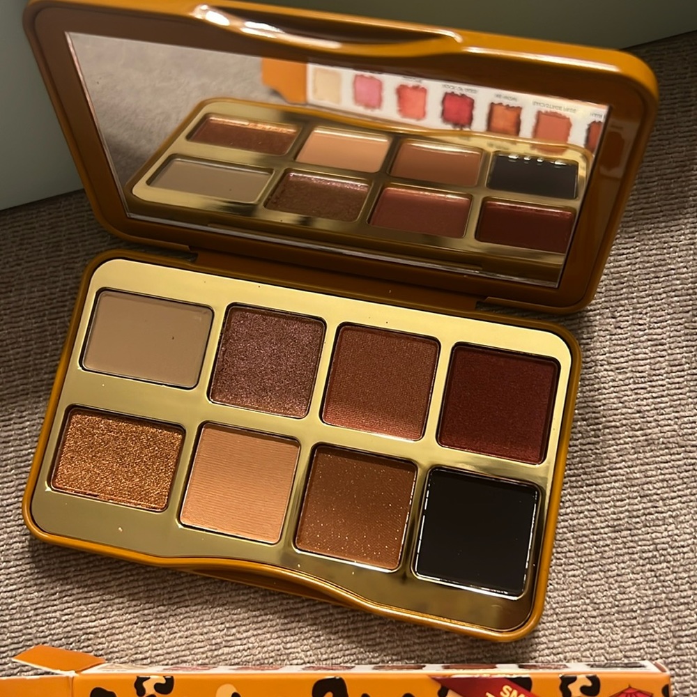 NIB Too faced kitty likes to scratch on the fly eyeshadow palette